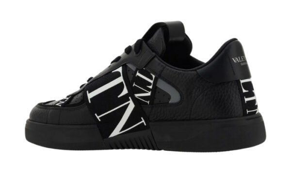 Sneakers stringate a punta tonda nere